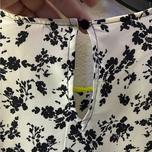 Vince Camuto Women's Printed Tiered-Bell-Sleeve Top White Birch S - Picture 9 of 14